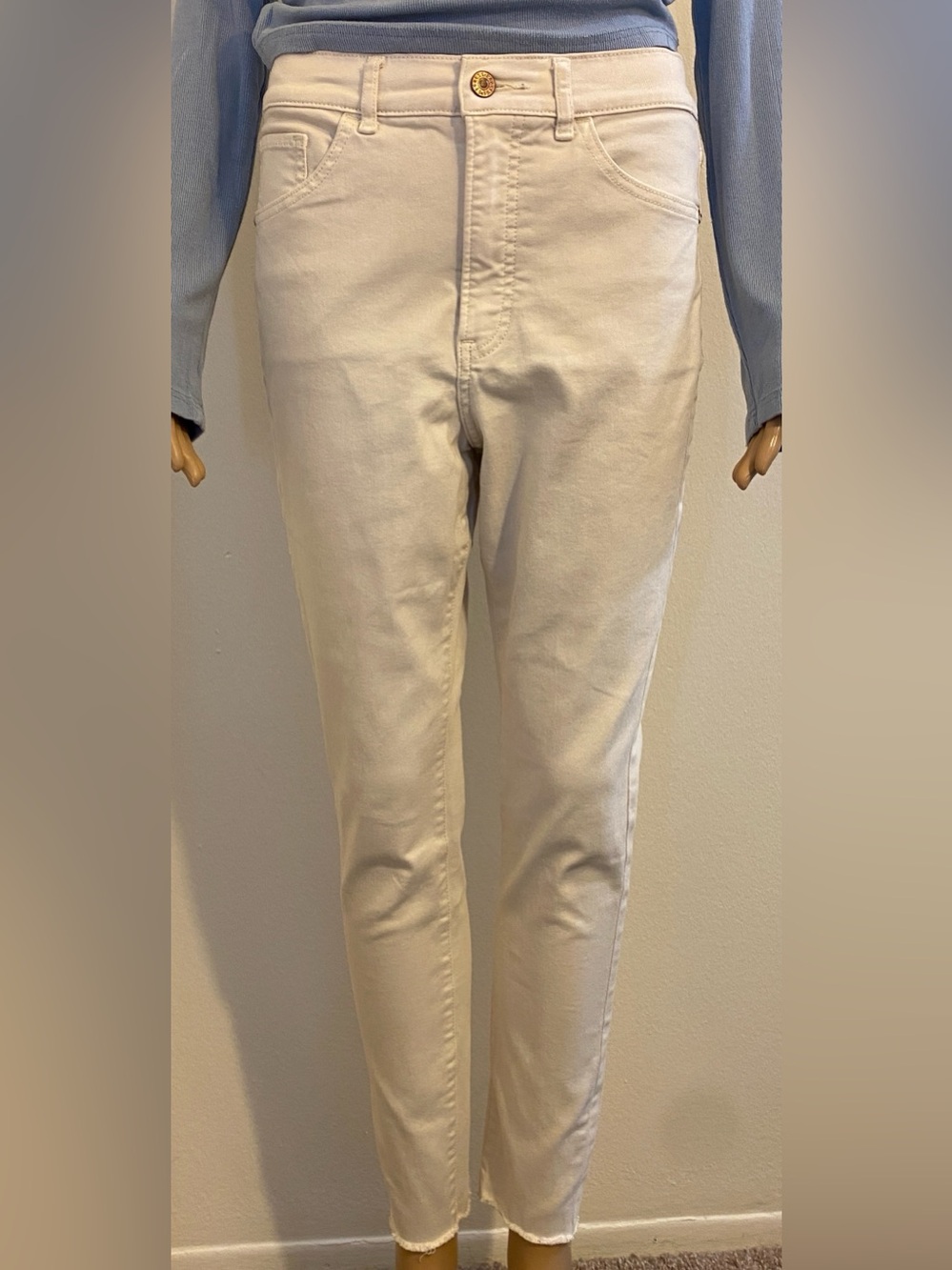 Women’s Express Cream Colored High Waisted Skinny Jeans w/ Frayed Bottoms